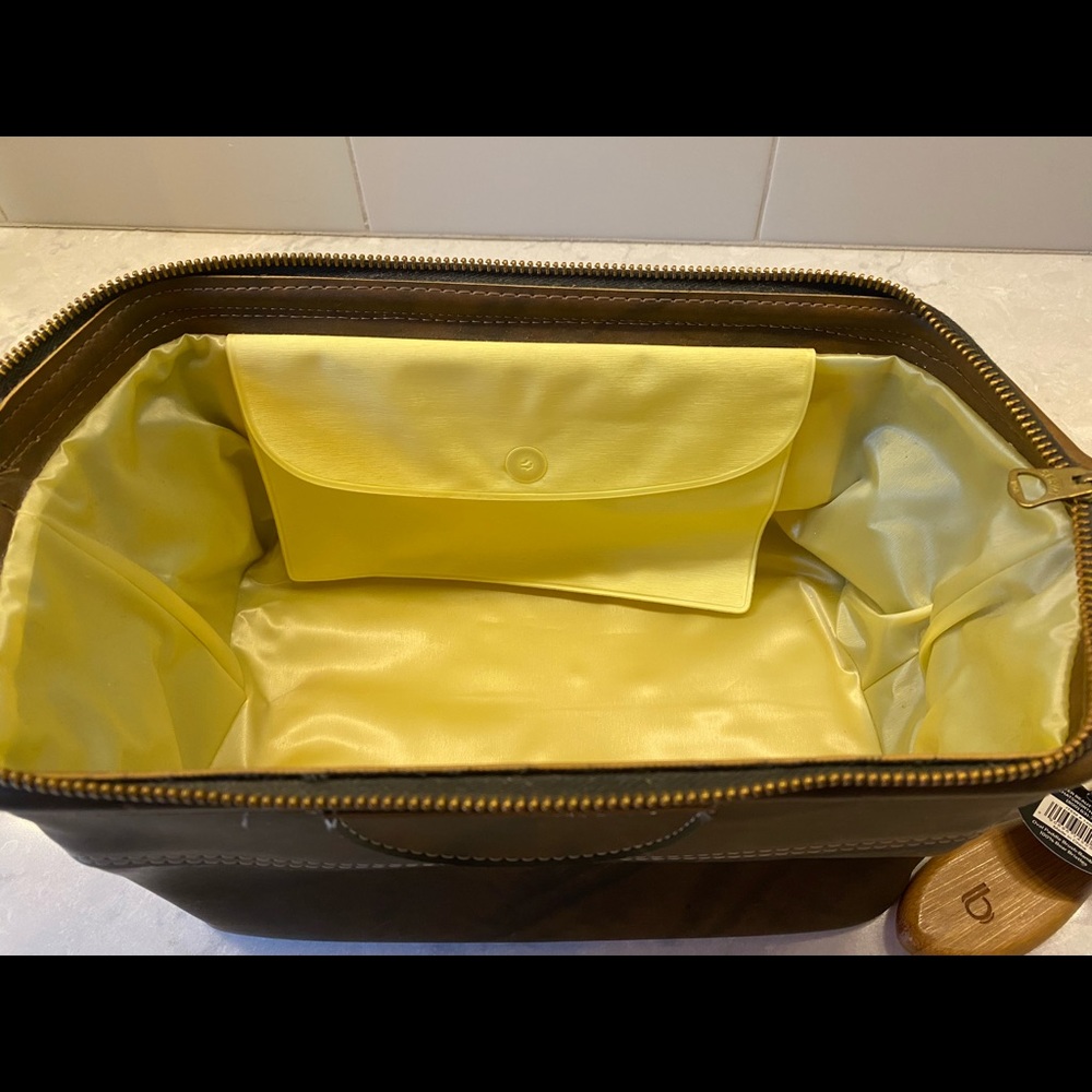 Men’s leather toiletry kit with soft wooden brush. - Picture 3 of 7
